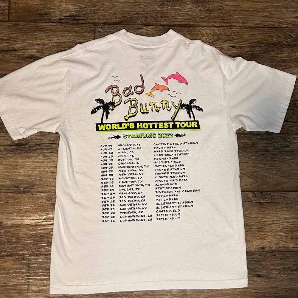 Bad Bunny Worlds Hottest Tour T-Shirt Size M Never worn! - Picture 4 of 4